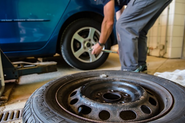 Jakmile se venkovní teplota stabilně udrží alespoň na 7 °C, můžete se pustit do přezouvání svého vozidla na letní pneumatiky.