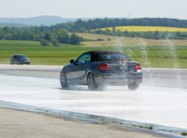 Automobilové zážitky jako dárek k Vánocům